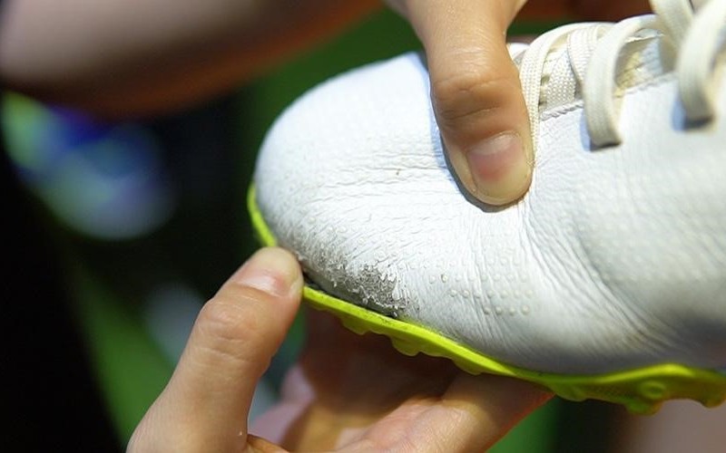 VÌ SAO GIÀY THƯỜNG HỞ MŨI SAU MỘT THỜI GIAN SỬ DỤNG ?